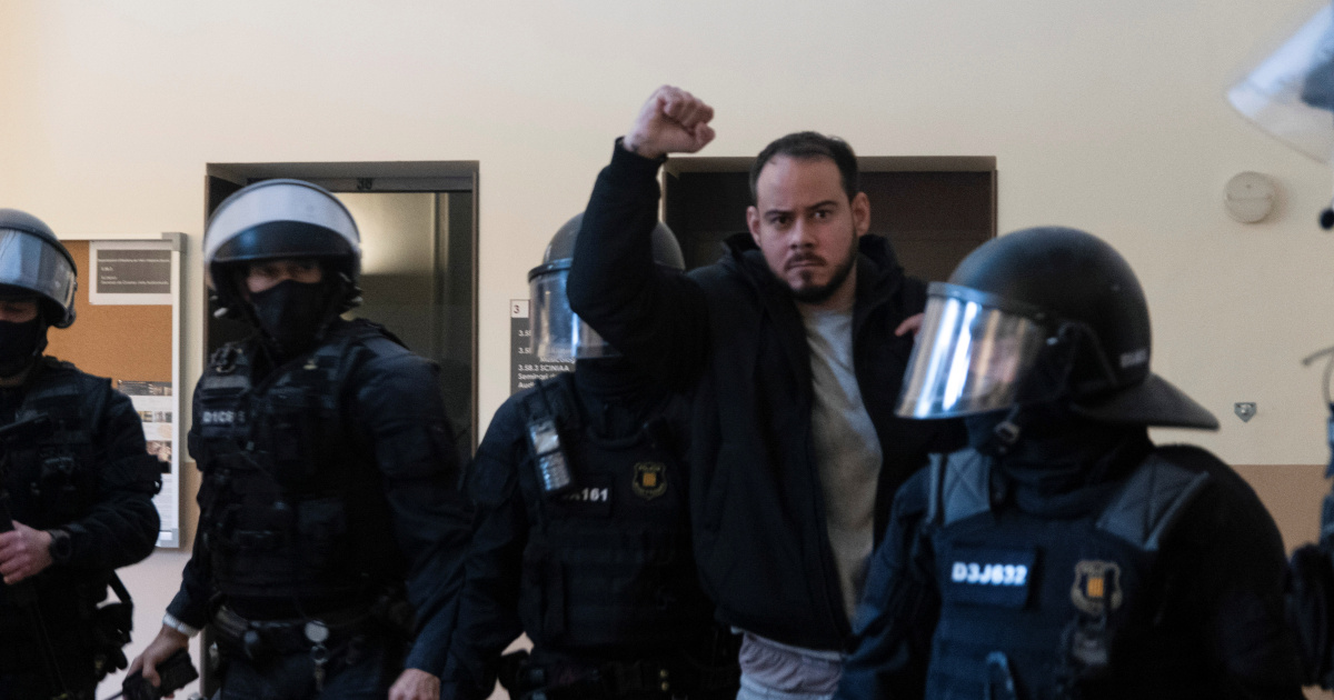 الشرطة الإسبانية تعتقل مغني راب أدين في قضية حرية التعبير