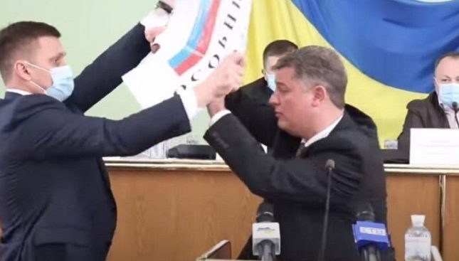 معركة بين نائبين أوكرانيين بسبب علم روسيا