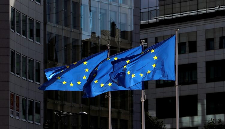 الاتحاد الأوروبي وفرنسا يبحثان فرض عقوبات علي سياسين لبنانيين