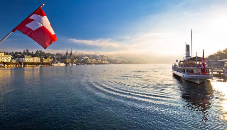 الحكومة السويسرية تعتزم السماح بالتجمعات لمن تلقي تطعيم كورونا