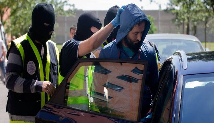 الشرطة الإسبانية تلقى القبض على 20 شخصا لتهريبهم مهاجرين