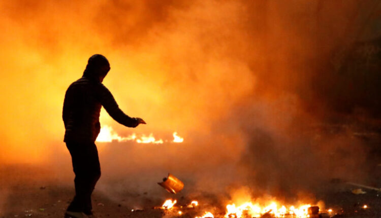 عنف وشغب في إيرلندا الشمالية والحكومة تعقد اجتماعا طارئا