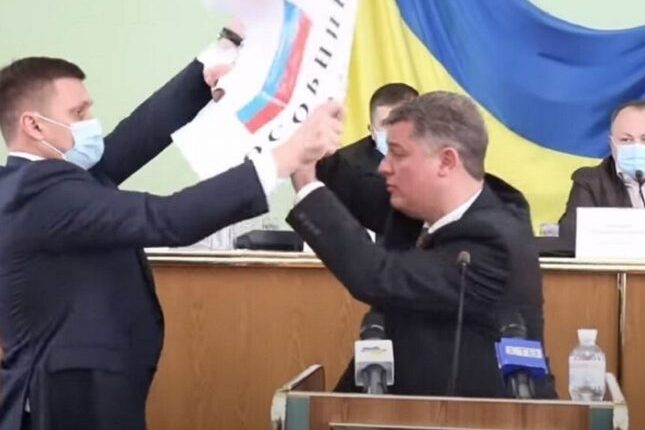 معركة بين نائبين أوكرانيين بسبب علم روسيا