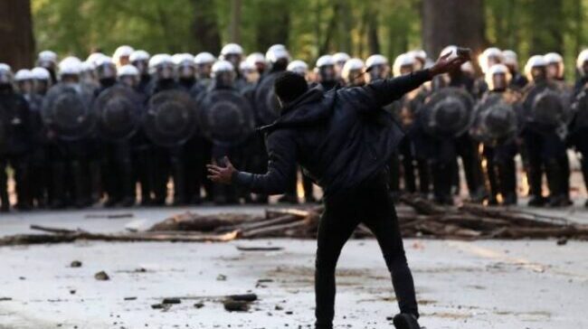 الحكومة البلجيكية تعلن اعتقال 132 شخصا احتجوا على قيود كورونا