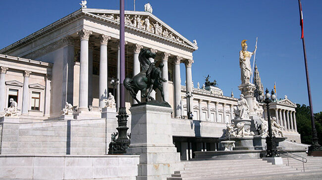 البرلمان النمساوي يعتمد قانونا ينظم قواعد إصدار جواز سفر كورونا