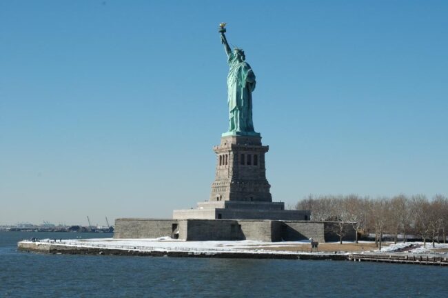 فرنسا ترسل نسخة ثانية من تمثال الحرية لأمريكا بعد مرور 135 عاما على الأول