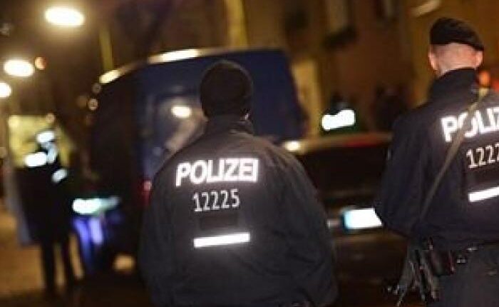 الشرطة الايطالية تعتقل شخصين بتهمة إشعال النار فى مركز تطعيم