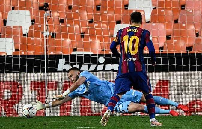 برشلونة يفوز علي فالنسيا بثلاثية في مبارة مثيرة بالدوري الاسباني