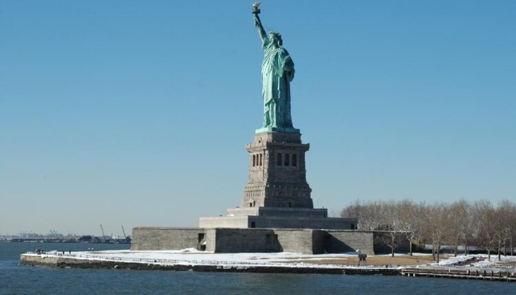فرنسا ترسل نسخة ثانية من تمثال الحرية لأمريكا بعد مرور 135 عاما على الأول