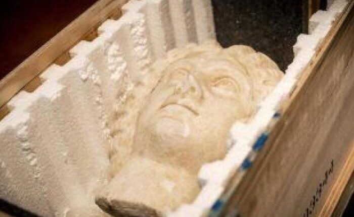 إيطاليا تستعيد 800 قطعة أثرية مهربة بقيمة 11 مليون يورو بسبب صورة للوحة تذكارية