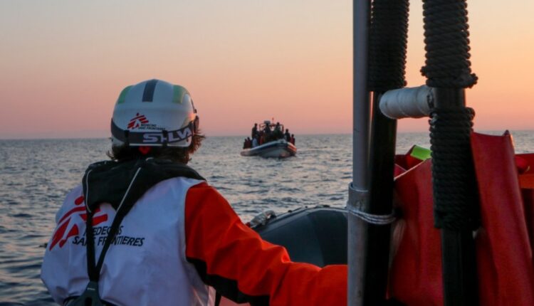 إيطاليا تحقق مع خفر السواحل الليبي بشأن محاولة غرق قارب مهاجرين