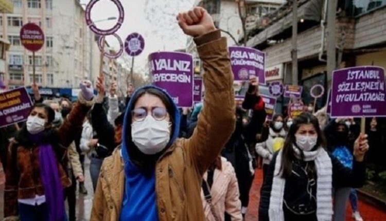 مسيرة نسائية في إسطنبول للمطالبة بالتراجع عن الانسحاب من اتفاقية لمكافحة العنف ضد المرأة