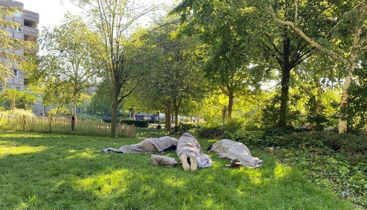 مهاجرون مشردون يفترشون إحدى حدائق باريس و أجواء تضامن تهوّن عليهم مأساتهم