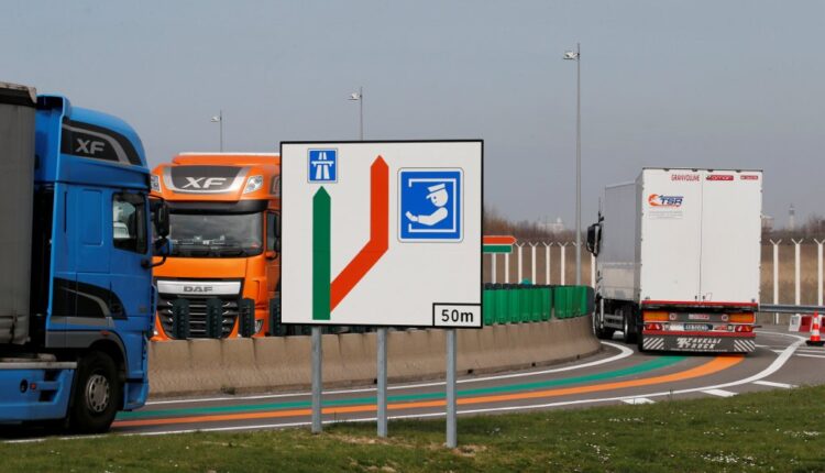 السلطات الفرنسية تدين رجلين متهمين بتهريب مهاجرين إلى المملكة المتحدة