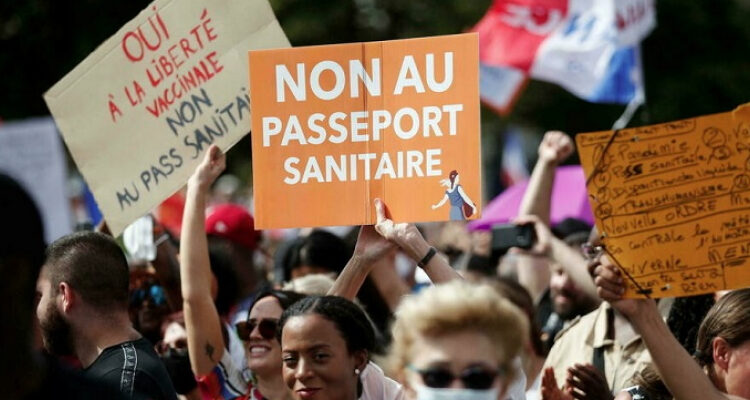 الشرطة الفرنسية تطلق الغاز المسيل للدموع خلال احتجاجات ضد قيود كورونا