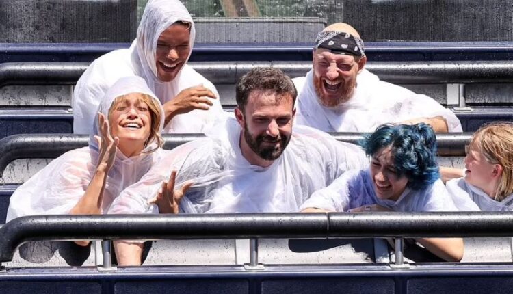 بن أفليك وجينيفر لوبيز يصطحبان أطفالهما في نزهة عائلية وسط الألعاب