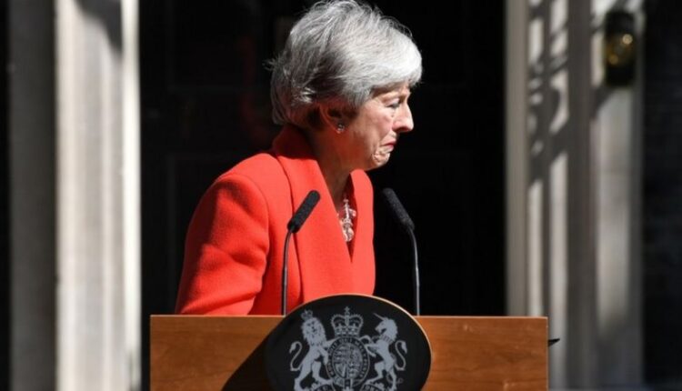 رئيسة وزراء بريطانيا السابقة تتخلى عن الالتزام الحزبى وتصوت ضد الحكومة