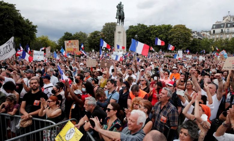 احتجاجات فى فرنسا ضد الإجراءات الصحية بسبب جائحة كورونا
