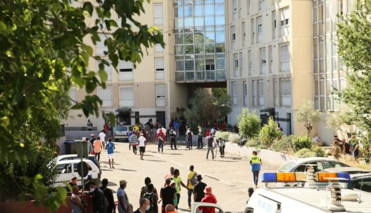 وفاة ثلاثة مهاجرين وإصابة اثنين بينهما طفل في حريق في فرنسا