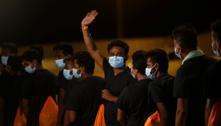 إيطاليا تسمح لنحو 800 مهاجر على متن أوشن فايكنغ بالنزول في أراضيها