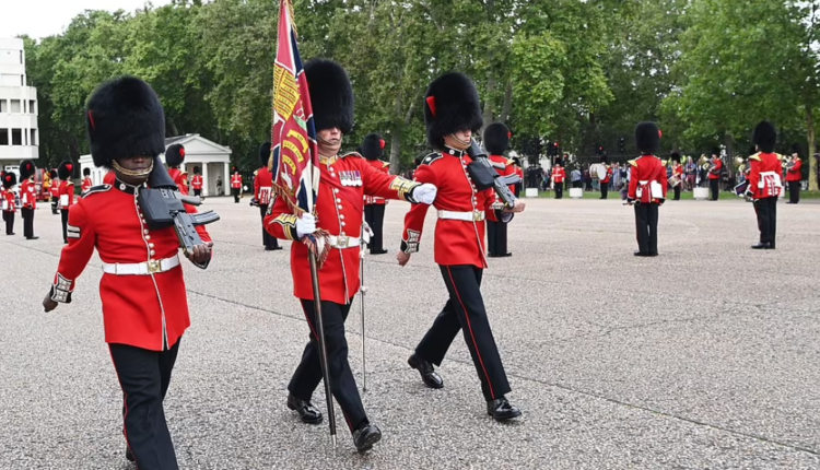 الحشود خارج قصر باكنجهام لمشاهدة تغير الحرس القديم بالجديد