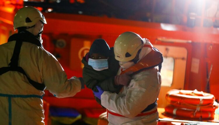 الشرطة الإسبانية توقف مشتبها بة بحادثة غرق 14 مهاجرا قبالة الكناري