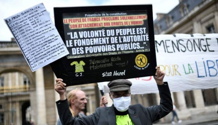 المجلس الدستور الفرنسى يقر غالبية بنود قانون توسيع استخدام الشهادة الصحية