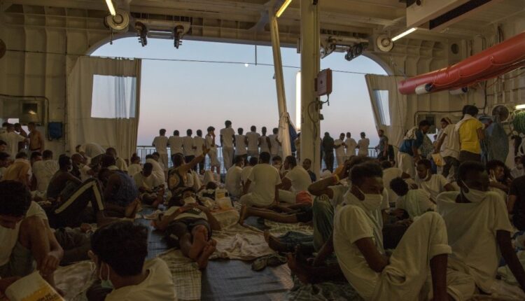 ايطاليا تستقبل 320 مهاجرا على متن سفينة جيو بارنتس الي صقلية