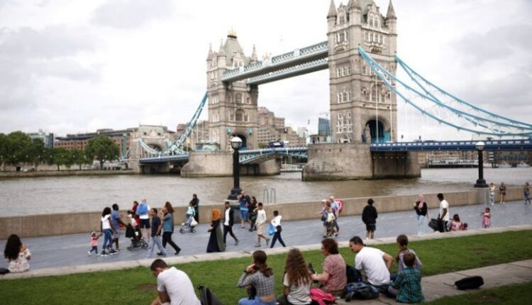 بريطانيا تعيد فرنسا إلى القائمة البرتقالية وتلغي الحجر المفروض على الوافدين منها