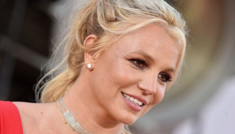 بعد 13 عامًا من القضايا والد بريتنى سبيرز يتخلى أخيرًا عن وصايته عليها