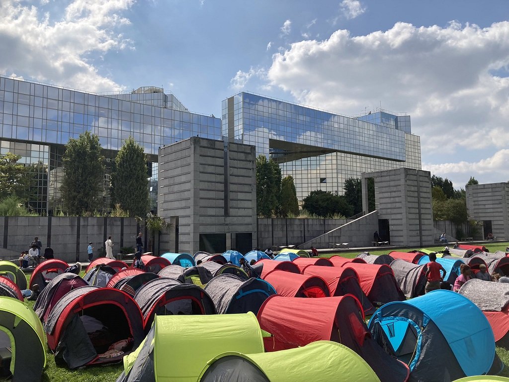 600 مهاجر ينصبون خيامهم قبالة إحدى الحدائق محافظة باريس