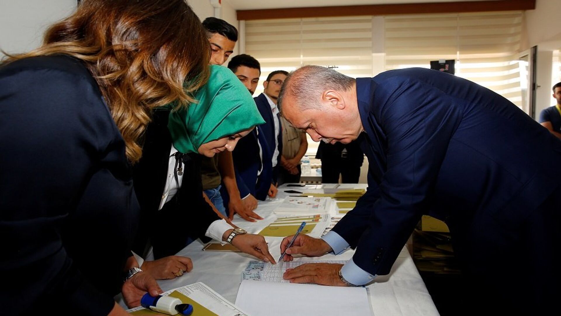 أردوغان يدلى بصوته في الانتخابات التركية
