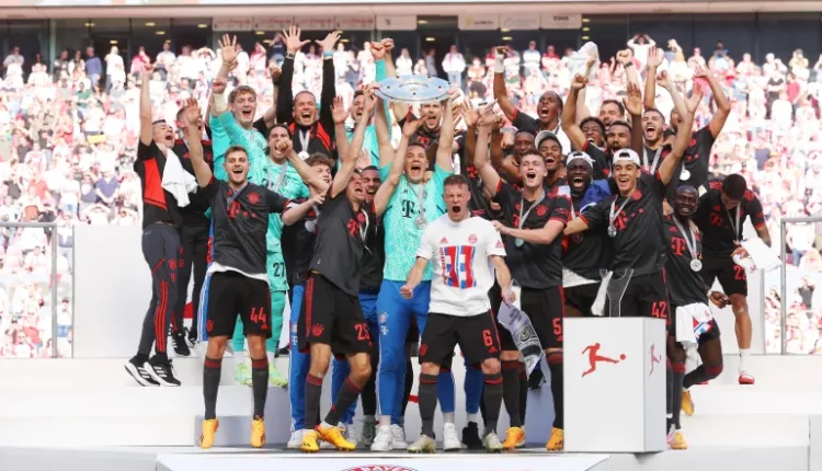 توج بايرن ميونخ بالدوري الألماني بعد تعثر غريمه التقليدي بورسيا دورتموند.