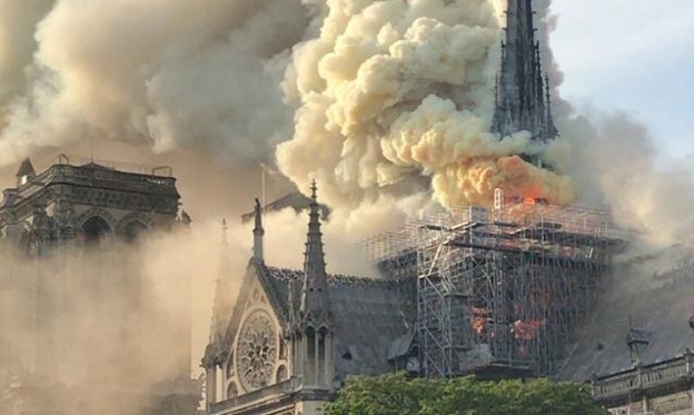الحريق الذي نشب بكاتدرائية نوتردام في فرنسا