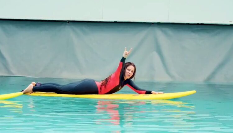 شاكيرا تستعرض مهاراتها في ركوب الأمواج