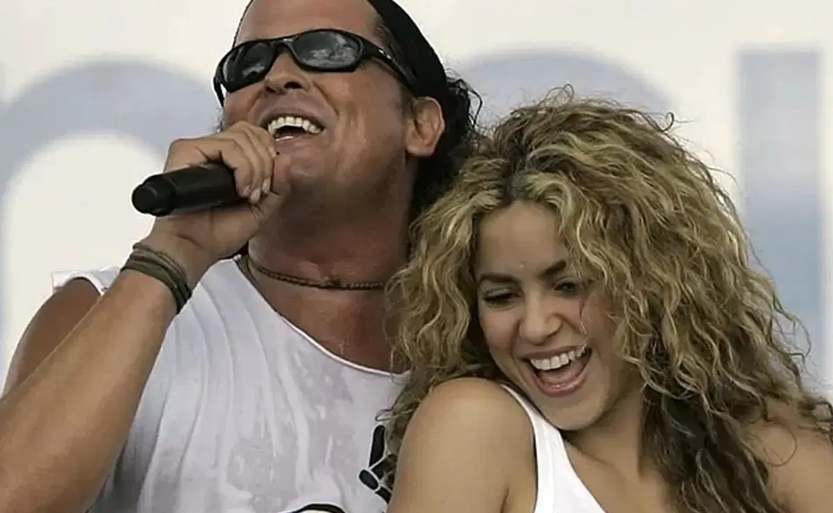 المغني كارلوس فيفز مع شاكيرا 