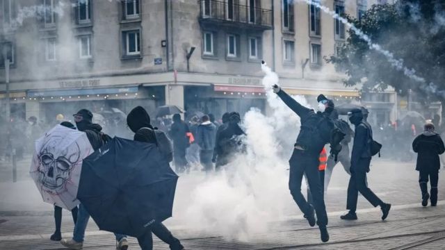 احتجاجات بيضاء على مقتل شاب برصاص الشرطة الفرنسية 