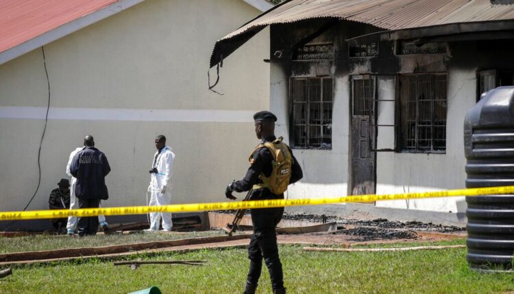 مقتل ما لا يقل عن 41 شخصاً في هجوم على مدرسة أوغندية نفذه متمردون