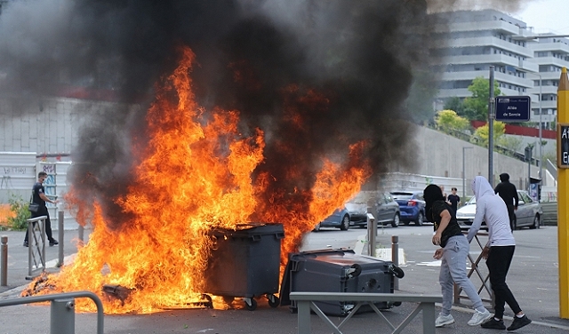 اعتقال نحو 900 شخص في فرنسا على إثر الإحتجاجات العارمة في البلاد