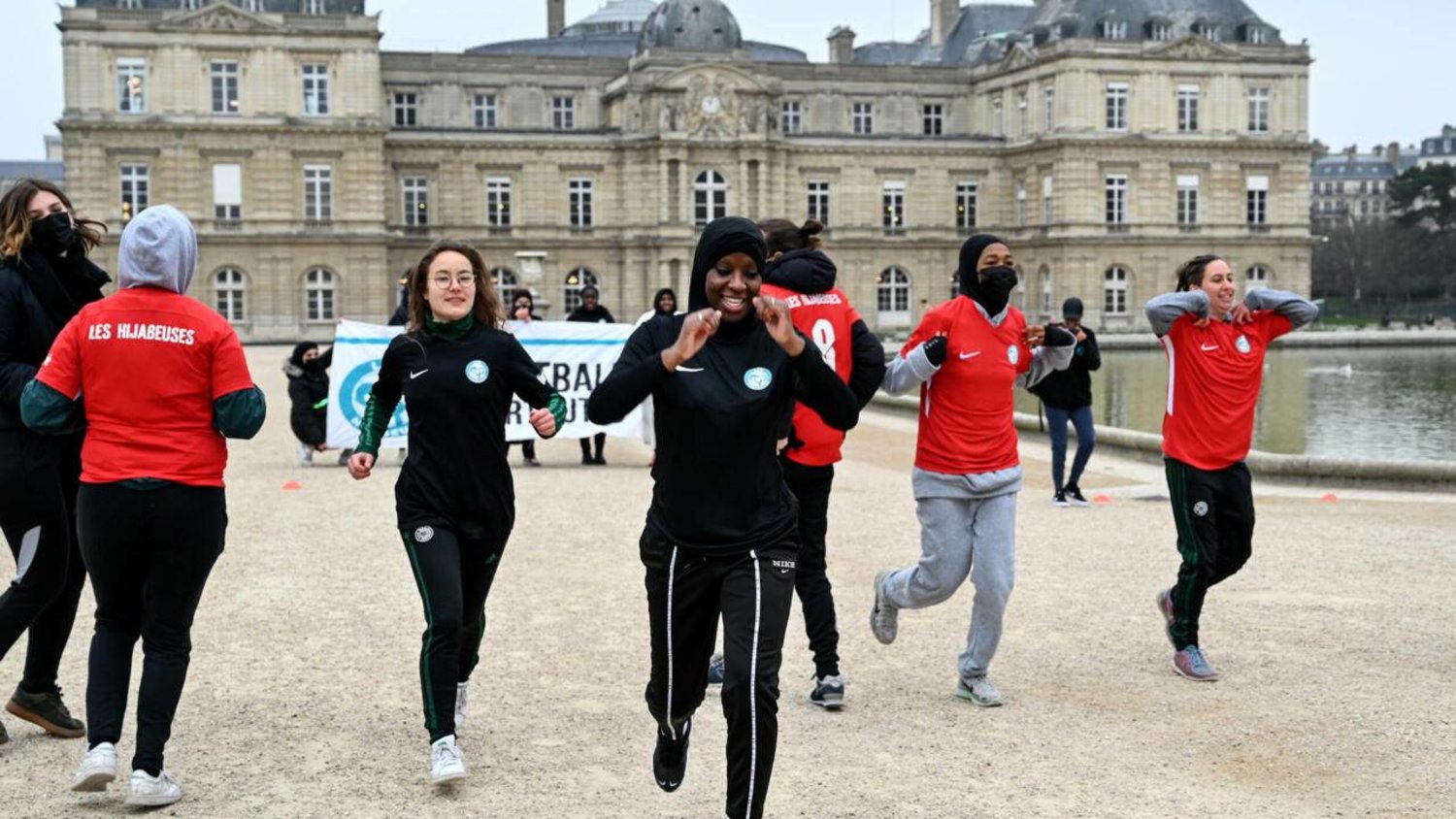 مجلس الدولة الفرنسي يؤيد حظر ارتداء لاعبات كرة القدم لـ "الحجاب"
