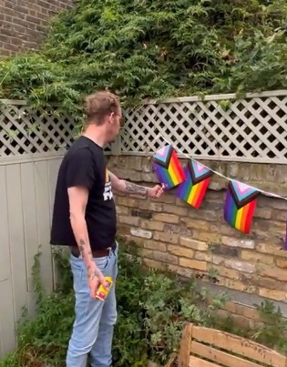 فيديو لسياسي بريطاني يحرق علم المثلية الجنسية 