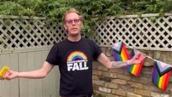 فيديو لسياسي بريطاني يحرق علم المثلية الجنسية