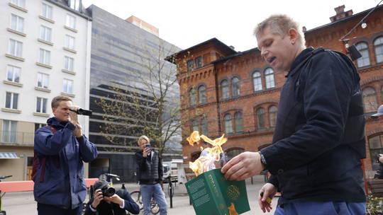 السويد تعطي إذناً لإقامة احتجاج تُحرق فيه نسخ من القرآن الكريم باستوكهولم