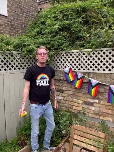 فيديو لسياسي بريطاني يحرق علم المثلية الجنسية 
