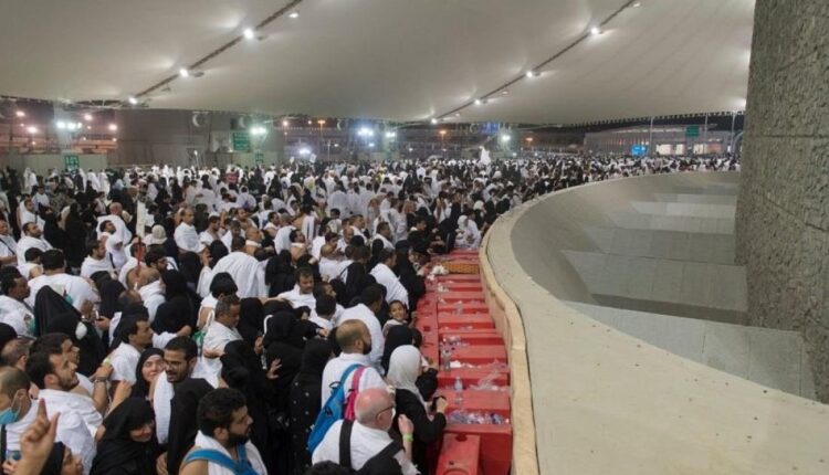 الحجاج يرمون جمرة العقبة الكبرى بأول أيام عيد الأضحى المبارك