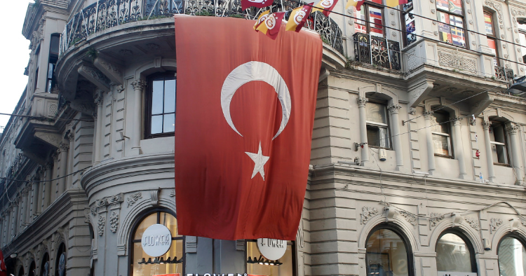 البنك المركزي التركي يرفع سعر الفائدة لأول مرة منذ عامين