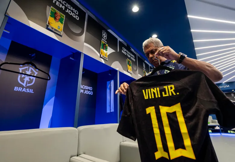 محاربة العنصرية .. المنتخب البرازيلي يرتدي زياً أسود للمرة الأولي في تاريخه 