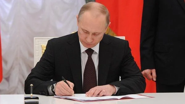 روسيا .. بوتين يوقع قانوناً جديداً يحظر فيه التحول الجنسي في البلاد 