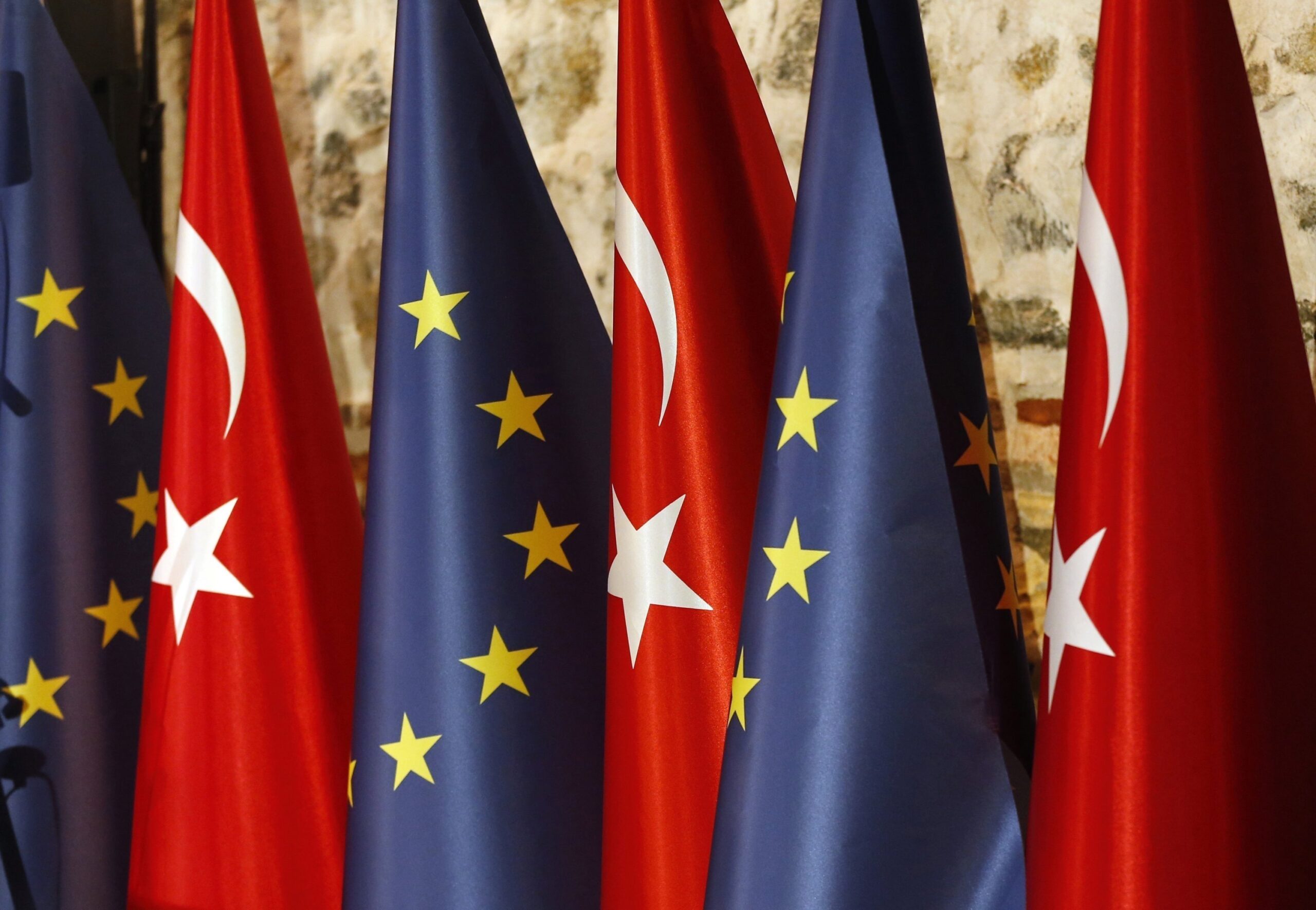 الاتحاد الأوروبي يبحث سبل تعزيز العلاقات مع تركيا 