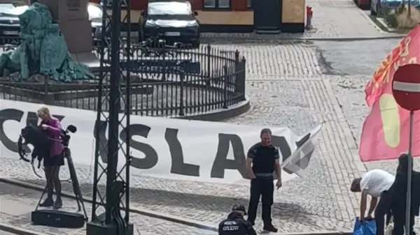 الدنمارك خلف السويد .. حرق نسخ من القرآن الكريم أمام سفارة العراق في كوبنهاغن 